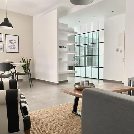 Apartment Central, Spacious And Bright 2-bedroom Apartment. *